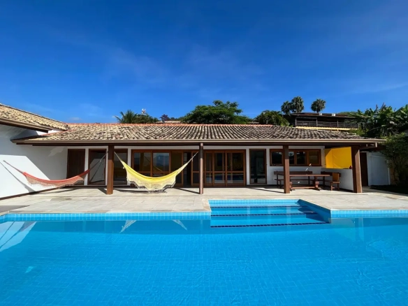 Casa em condomínio com incrível vista para o mar, piscina e portaria 24 horas na localidade da praia grande a venda em Paraty